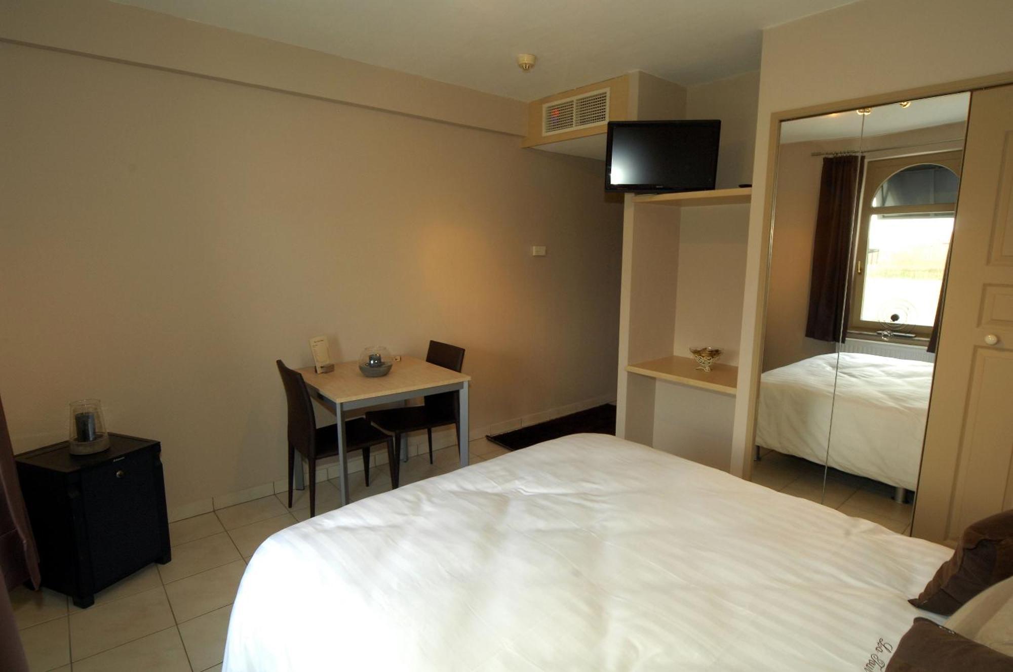 Hotel Le Saint Loup Gembloers Buitenkant foto