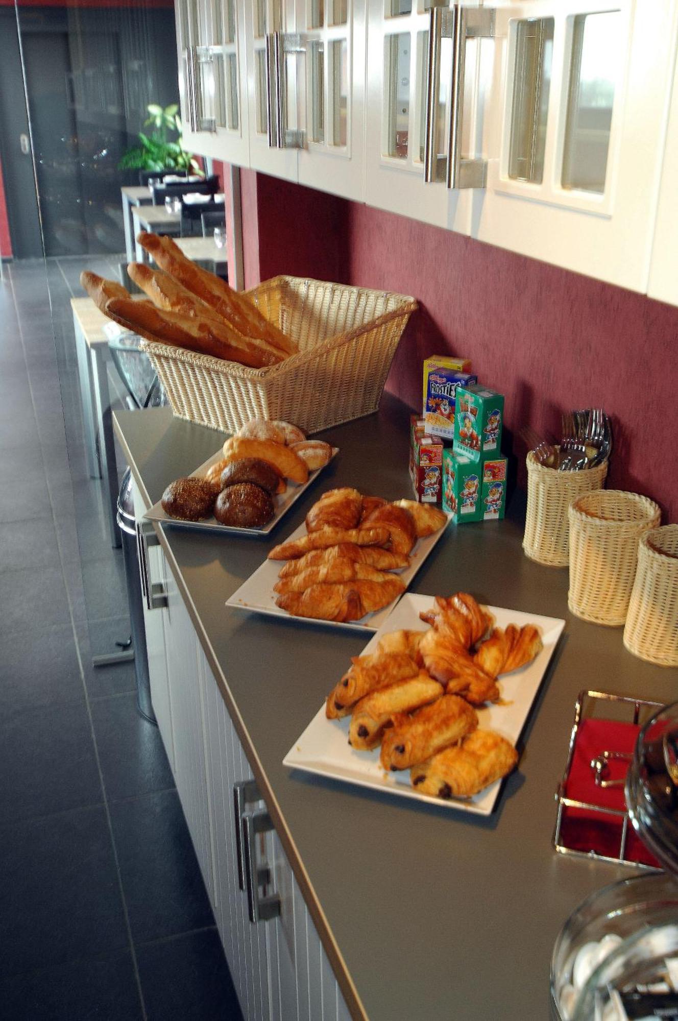 Hotel Le Saint Loup Gembloers Buitenkant foto
